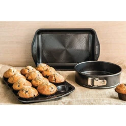 Ultimum Non-Stick 12 Cup Muffin Tray 9 Ultimum Non-Stick 12 Cup Muffin Tray -Circulon CirculonUltimumBakeware LifestyleShot 4 1c068188 6ea0 4932 b708 903af7b341cb